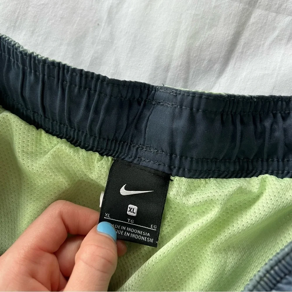 Nike Men’s optic halo horizon 9” volley colorblocked board shorts 9558